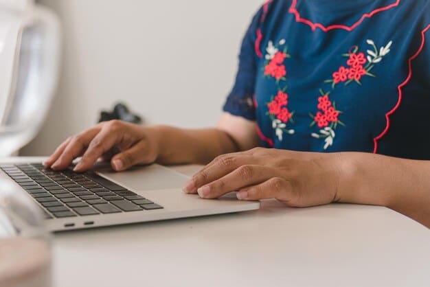 A close-up on a Mexican entrepreneur's hands working on a laptop, with a focus on tax forms and financial documents on the screen. The image represents the hands-on approach and direct responsibility of a 