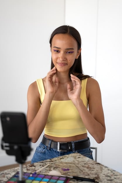 A close-up of a Mexican influencer reviewing beauty products on a live stream, interspersed with affiliate links.