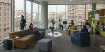 Vibrante espacio de coworking moderno en una ciudad española, con profesionales colaborando y tecnologías avanzadas.