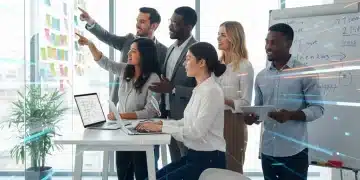 Gestión de Proyectos Ágiles: Acelere la Entrega de un 30% de sus Proyectos en 2026 Equipo colaborando eficientemente en un tablero Kanban, con laptops y gráficos, simbolizando la gestión de proyectos ágiles.